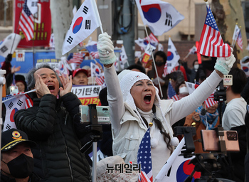[포토] 탄핵반대 밤샘집회 이어가는 시민들... 밤10시부터 동화면세점서 계속