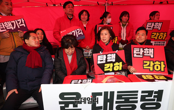[포토] 탄핵반대 천막 지키는 국민의힘 의원들