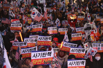 [포토] 탄핵심판 D-1, 탄반 밤샘집회 이어가는 시민들