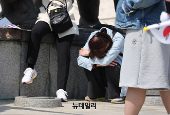 [포토] 대통령 파면선고에 주저앉은 청년들