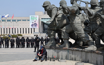 [포토] 윤석열 대통령 파면선고에 주저앉은 국민들
