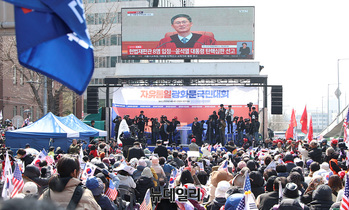 [포토] 숨죽이며 선고 지켜보는 시민들