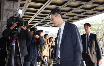 [포토] '탄핵 선고' 출근하는 문형배 헌재소장 권한대행 