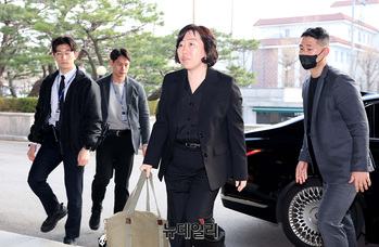 [포토] 헌재 향하는 정계선 재판관 