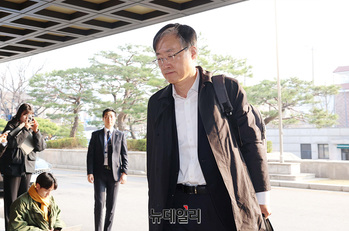 [포토] 헌재 출근하는 김형두 재판관 