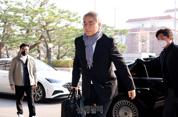 [포토] 헌재 출근하는 조한창 재판관