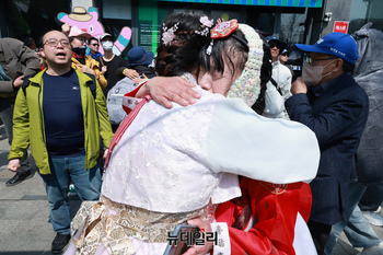 [포토] '尹파면'에 기쁨의 눈물 흘리는 시민들