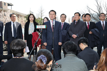 [포토] 헌재서 입장 밝히는 윤갑근 변호사 