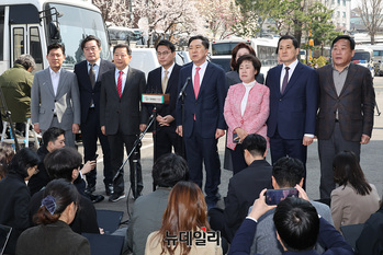 [포토] 탄핵심판 선고기일 참석하는 국민의힘 의원들 