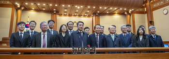 [포토] 파면선고 직후 기념촬영하는 청구인측 변호인단