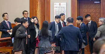 [포토] 파면선고 직후 법정 나가는 대통령 변호인단