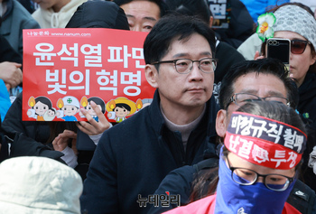 [포토] 윤석열 대통령 탄핵심판 지켜보는 김경수 전 지사