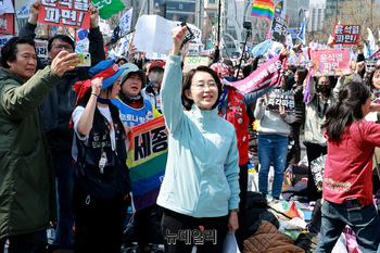 [포토] 환호하는 김재연 진보당 상임 대표