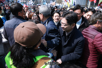 [포토] 참석자들과 인사 나누는 김경수 전 지사