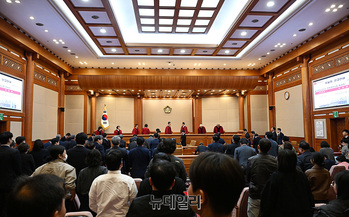 [포토] '탄핵 인용' 선고 후 법정 나서는 헌법재판관들 
