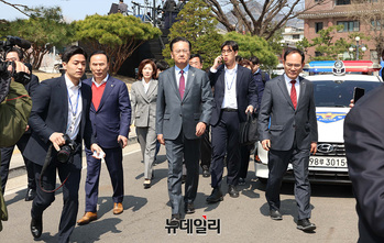 [포토] 헌재 나서는 국민의힘 의원들 