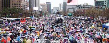 [포토] '탄핵 인용' 첫 주말, 광화문 집결한 시민들