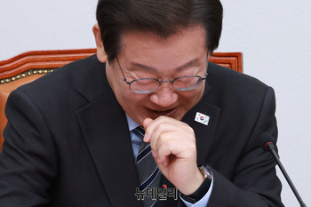 [포토] 홍준표 지사 과거 영상에 웃음 터진 이재명 대표