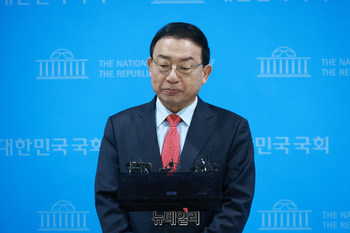 [포토] 기자들의 질문에 답하는 이정현 전 대표