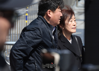 [포토] 안철수 의원 대선출마 선언 지켜보는 김미경 여사 