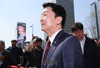 [포토] 대선 출마 선언 입장하는 안철수 의원