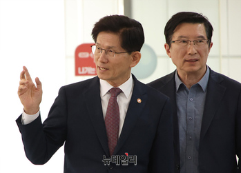 [포토] 퇴임식 입장하는 우파잠룡 선두 김문수 고용노동부 장관