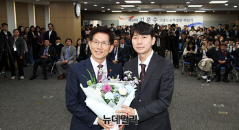 [포토] 꽃다발 받은 김문수 장관 