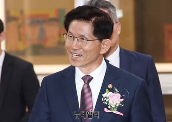 [포토] 이임식 참석하는 김문수 장관 