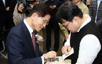 [포토] 자서전 사인하는 김문수 장관 
