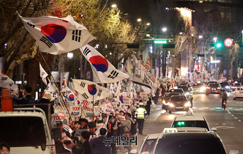 [영상] 'YOON AGAIN' 외치며 이태원거리 행진하는 청년들