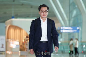 [포토] '대선 출마' 기자회견 향하는 김동연 경기지사 