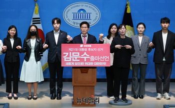 [포토] 청년들 손 잡은 김문수 전 장관