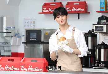 [영상] 롯데월드몰 등장한 NCT 마크, 직접 조리에 맛보기