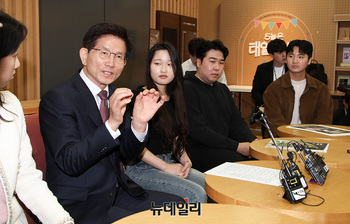 [포토] 청년들과 대화 나누는 김문수 전 장관