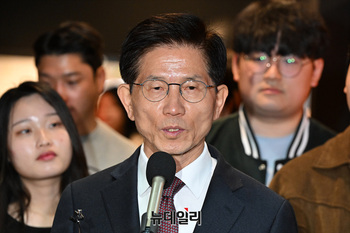 [포토] 답변하는 김문수 전 장관 