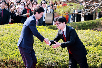 [포토] 악수 나누는 한동훈·조경태