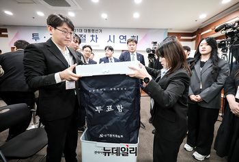 [포토] 21대 대선 (사전)투표 절차 시연하는 중앙선관위 