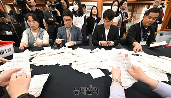 [포토] 수개표 시연하는 중앙선관위 