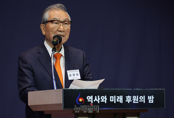 [포토] 역사와 미래 후원의밤, 환영사하는 손병두 이사장