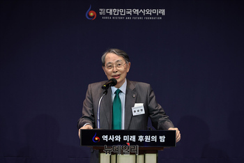 [포토] 역사와 미래 후원의밤, 축사하는 송상현 서울대 명예교수