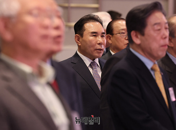 [포토] 역사와미래 후원의밤 참석한 윤홍근 BBQ회장