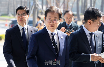 [포토] 기자회견 향하는 이재명 전 대표 