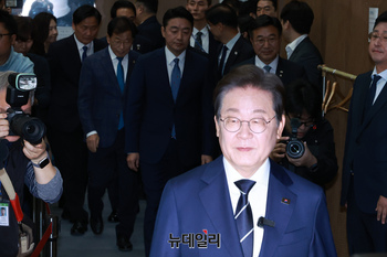 [포토] 비전 선포식 위해 소통관 향하는 이재명 전 대표