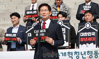 [포토] 연금개악 규탄집회, 발언하는 김문수 전 노동부 장관