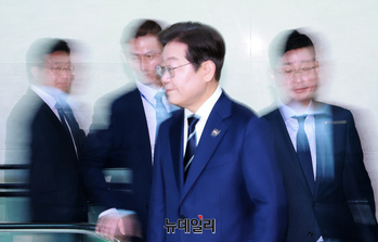 [포토] 소통관 떠나는 이재명 민주당 대표