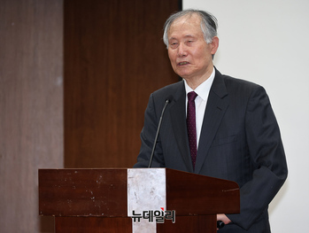 [포토] 반일종족의 역사내란 출판기념회 축사하는 안병직 교수