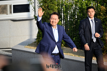 [포토] 관저 입구 걸어나오는 윤 전 대통령 