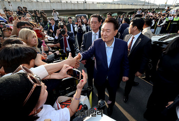 [포토] 지지자들과 인사 나누는 윤석열 전 대통령 