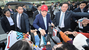 [포토] 'MKGA' 모자 쓴 윤석열 전 대통령 