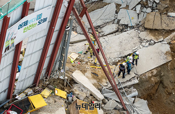[포토] '신안산선 공사장 붕괴' 현장 둘러보는 소방당국 